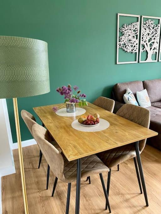 2-Zimmer Zentral In Ferdinandshof, Wlan Modern מראה חיצוני תמונה